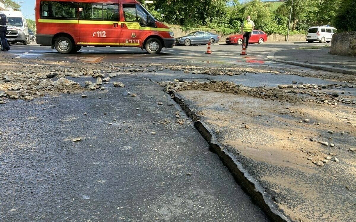 Der Wasserrohrbruch in der Winterhäuser Straße in Heidingsfeld Der Wasserrohrbruch in der Winterhäuser Straße in Heidingsfeld